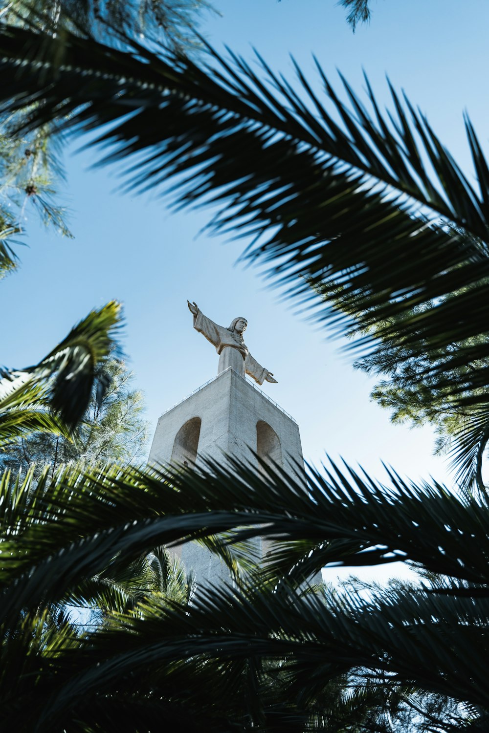 Una estatua de Jesús en la parte superior de un edificio alto