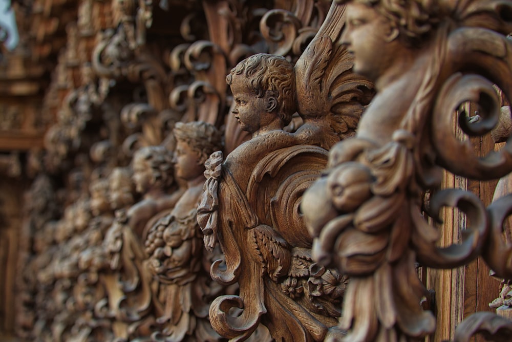 um close up de uma parede de madeira esculpida