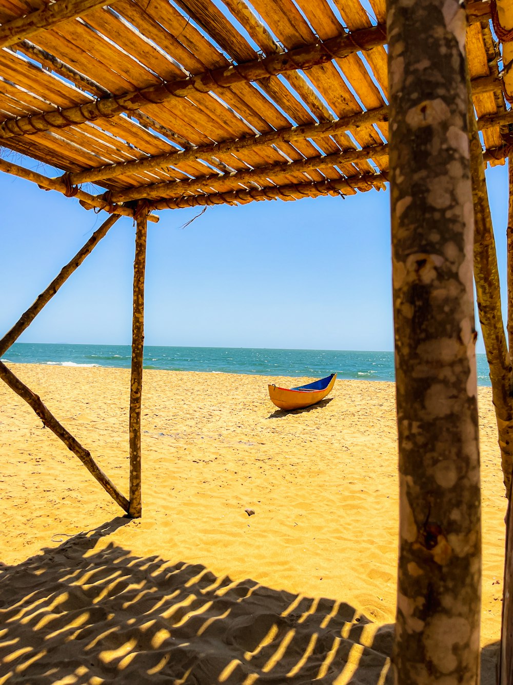 un barco sentado en la cima de una playa de arena