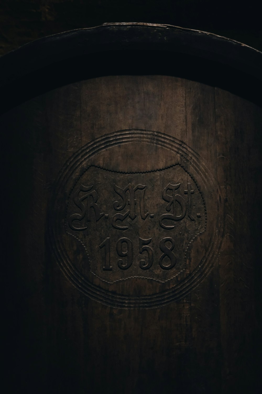 um close up de um barril de madeira com um logotipo sobre ele