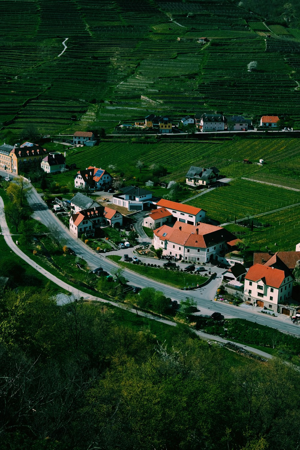 uma vista aérea de uma pequena aldeia no campo
