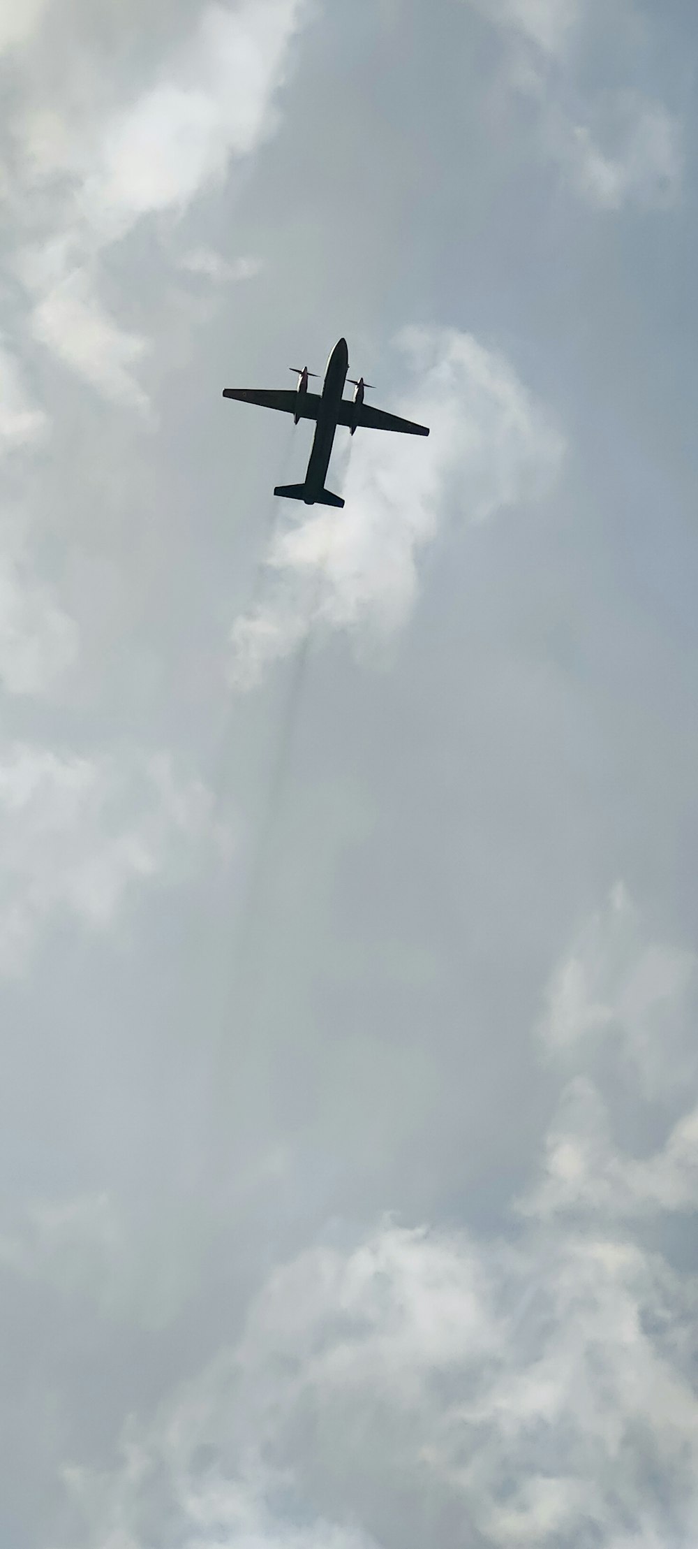 Ein Flugzeug fliegt durch den wolkenverhangenen Himmel