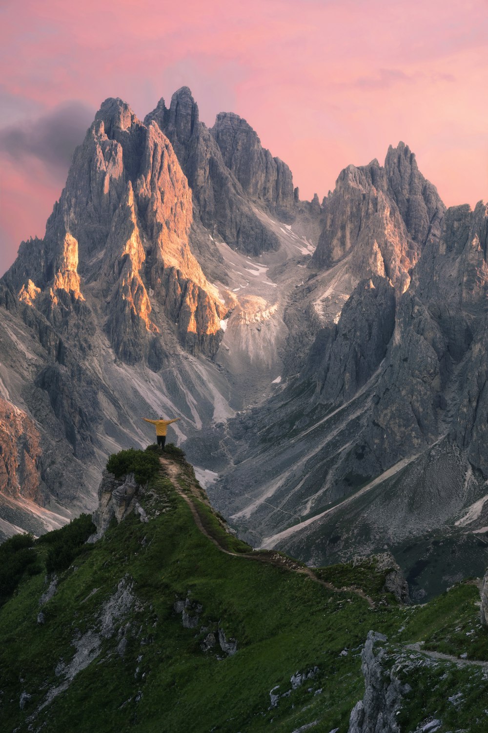 une chaîne de montagnes avec une maison au-dessus