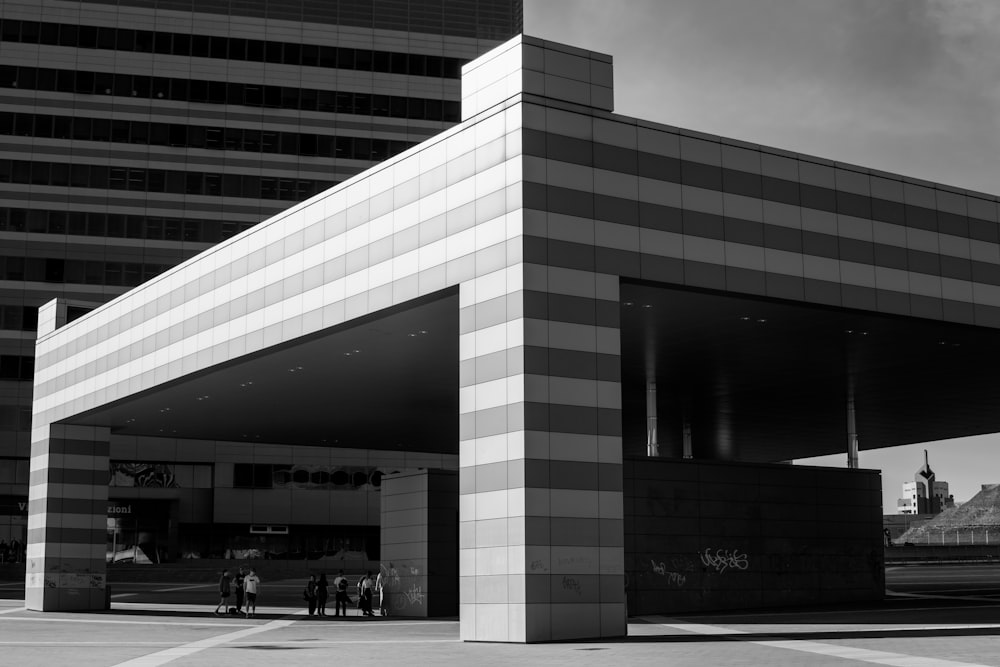 a black and white photo of a building