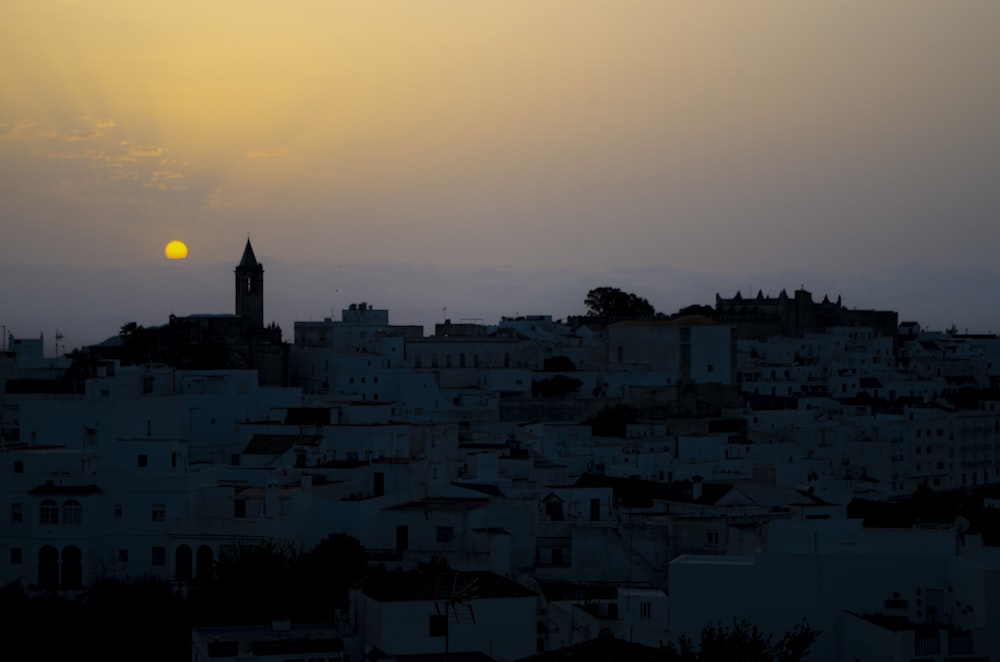 El sol se está poniendo sobre una ciudad con edificios altos