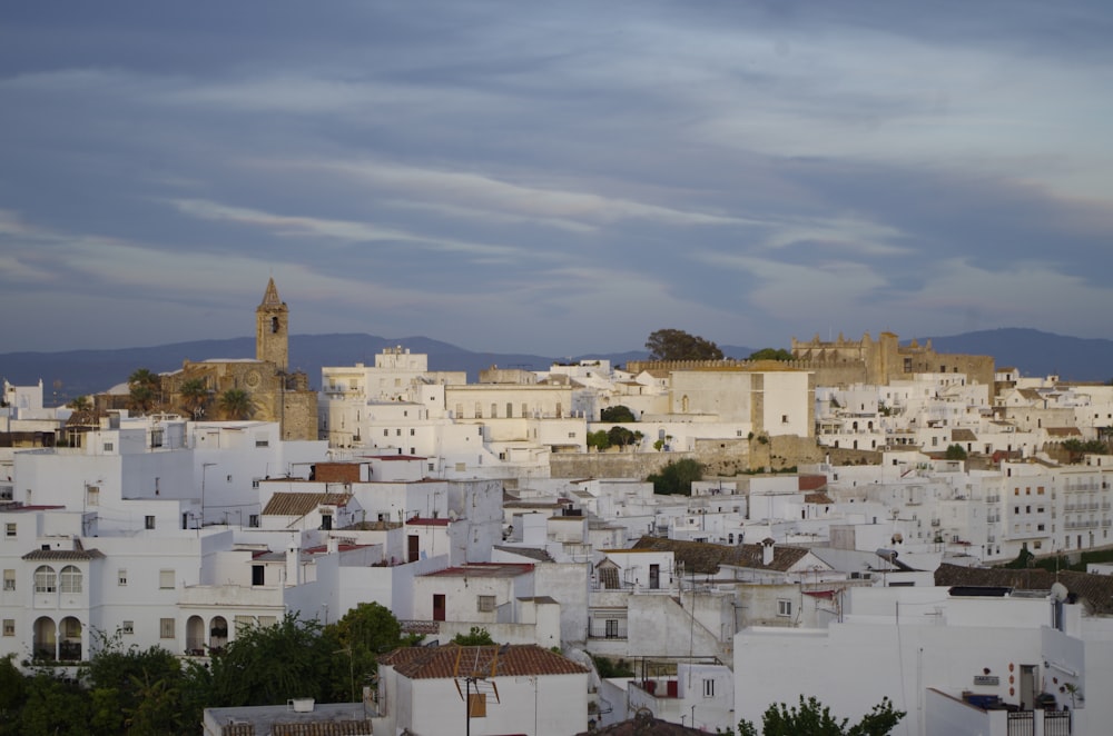 Una ciudad con edificios blancos y una torre del reloj