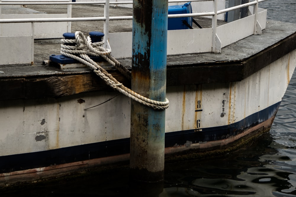 um barco branco e azul atracado em uma doca