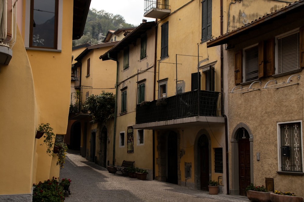 a narrow street with buildings and a balcony