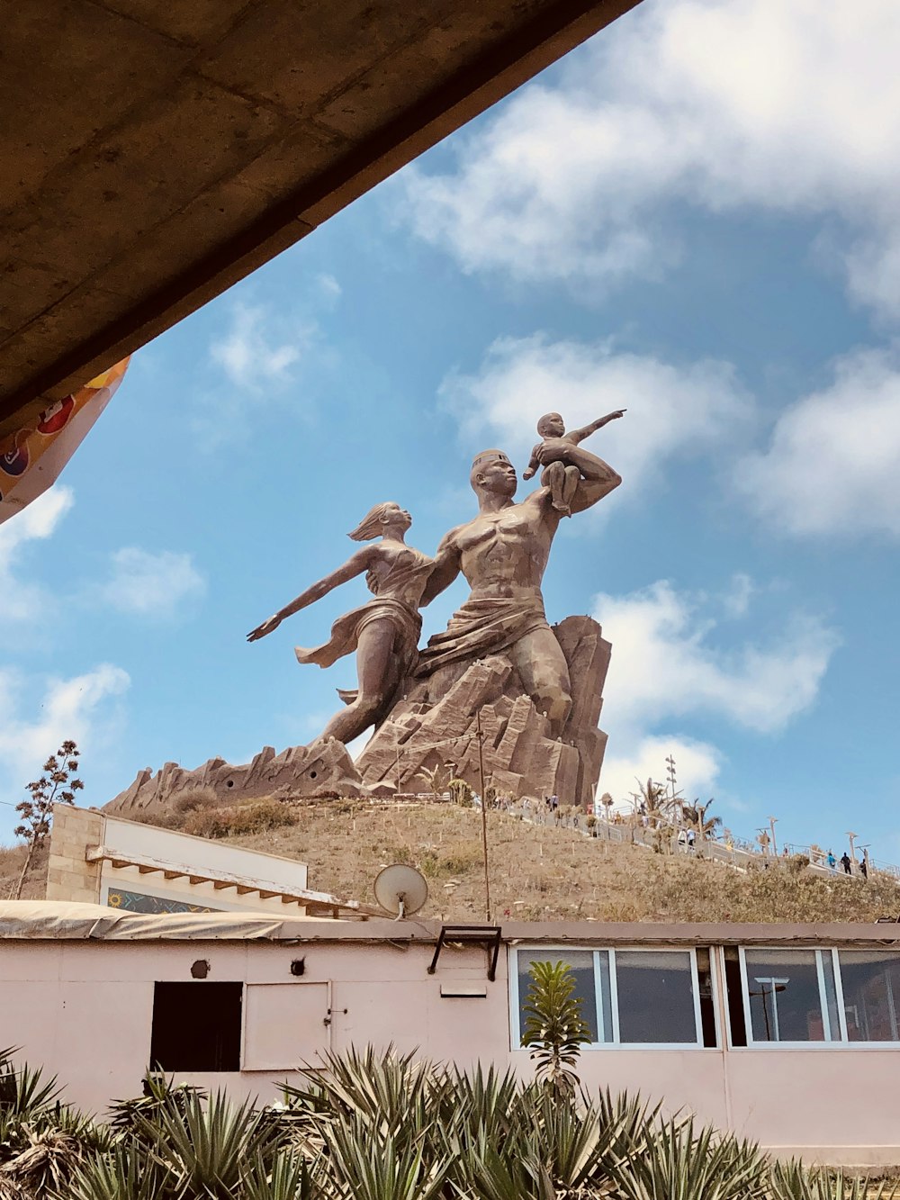 eine Statue von zwei Männern mit Gewehren auf einem Gebäude