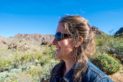 Lifestyle shot of a model wearing a versatile jacket against a desert backdrop.