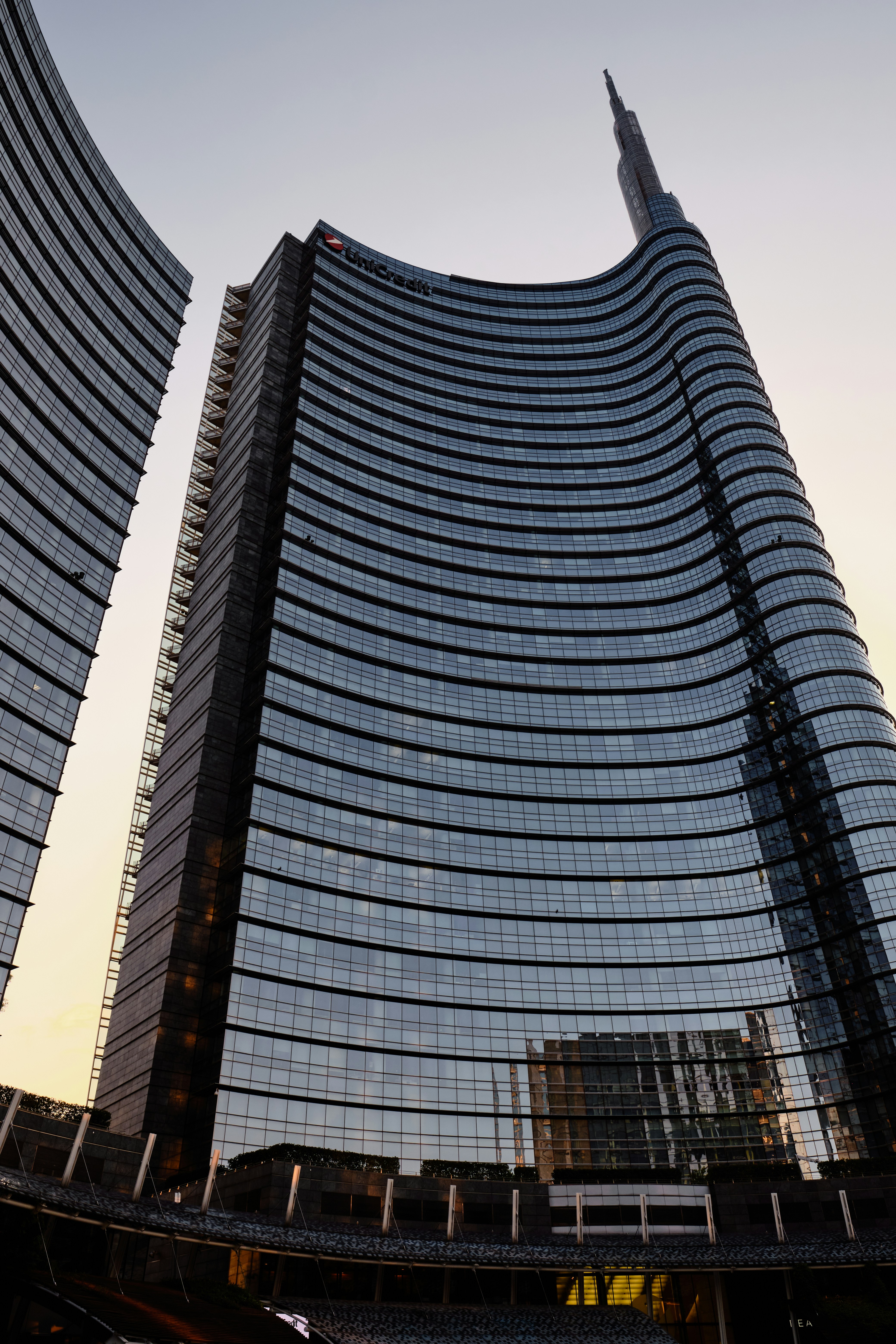 Un edificio molto alto con molte finestre