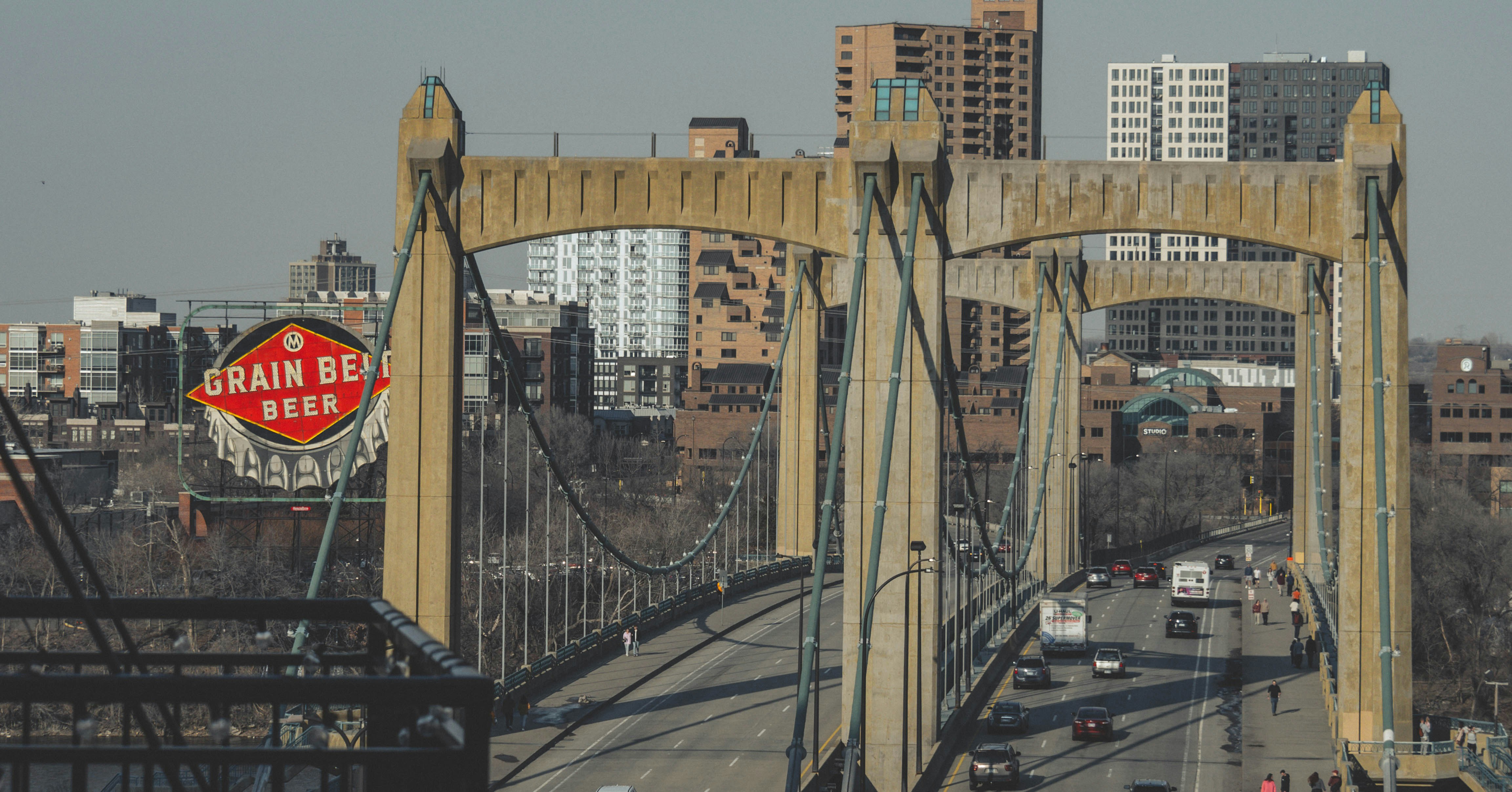 Una vista de un puente que tiene un letrero rojo