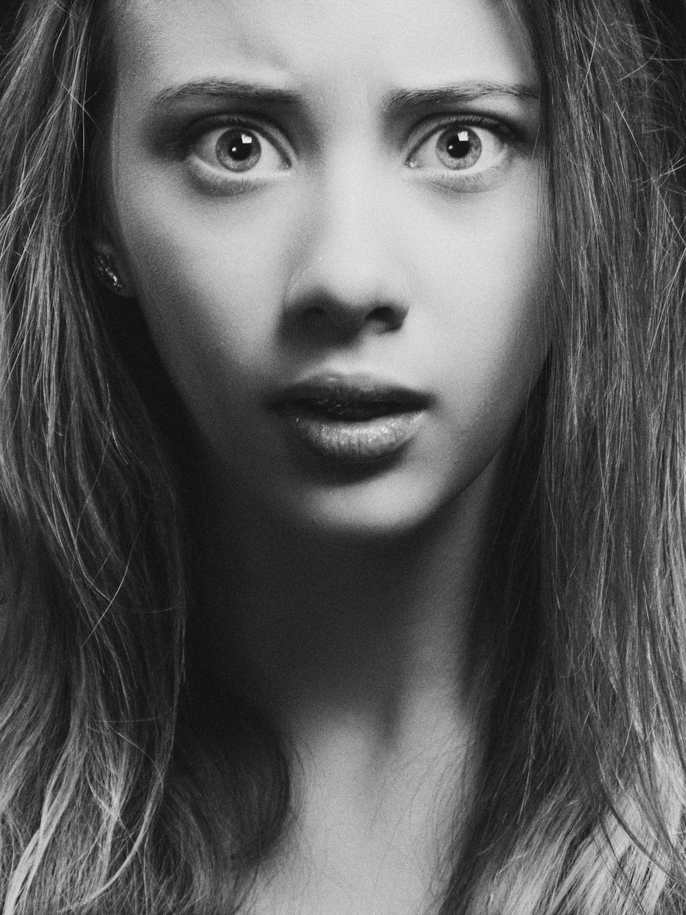 uma foto em preto e branco do rosto de uma mulher
