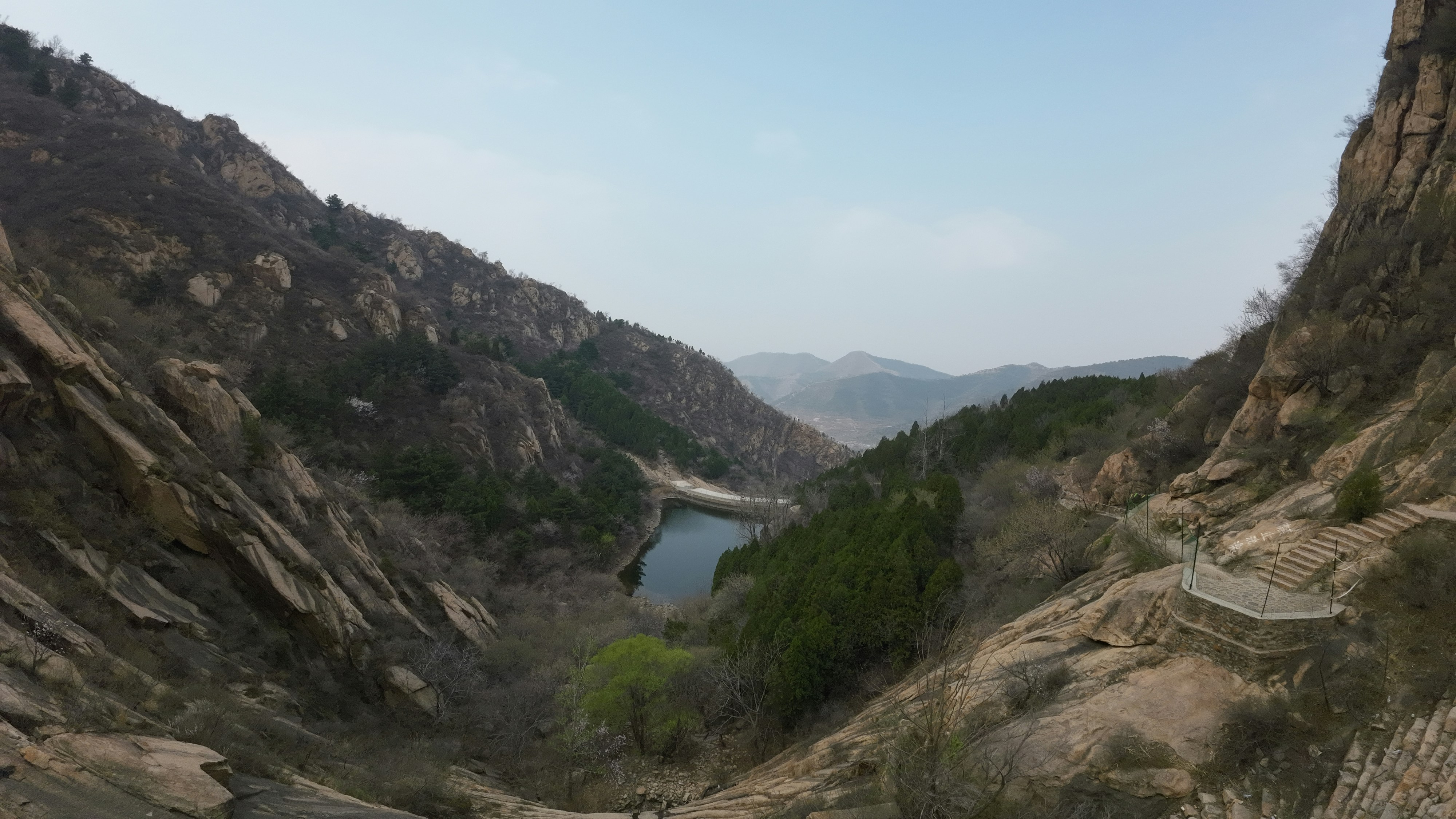 峡谷の川の美しい景色