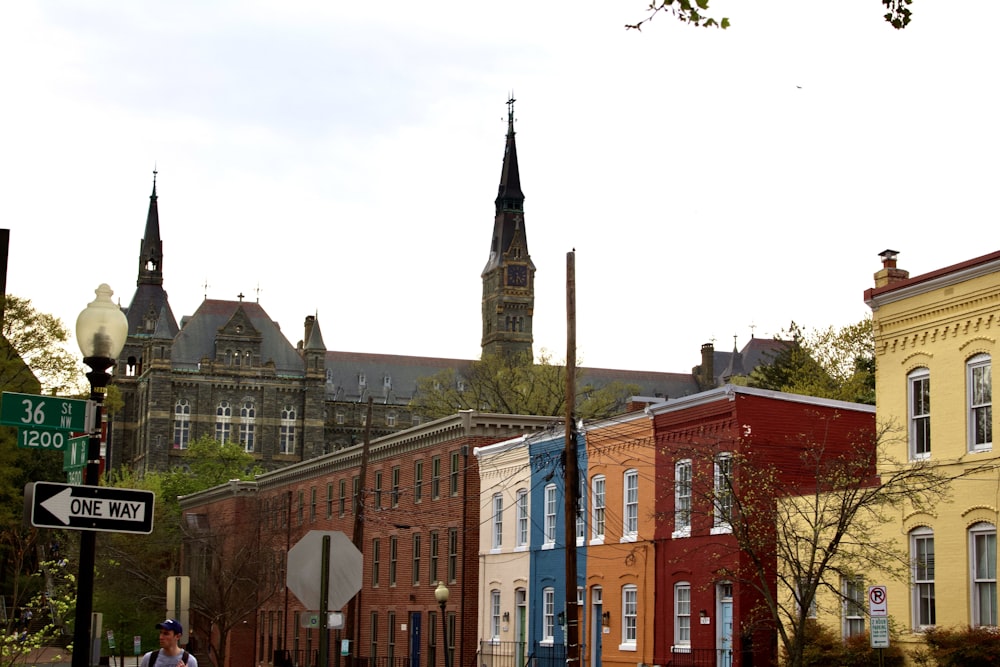 eine Stadtstraße mit einem Kirchturm im Hintergrund