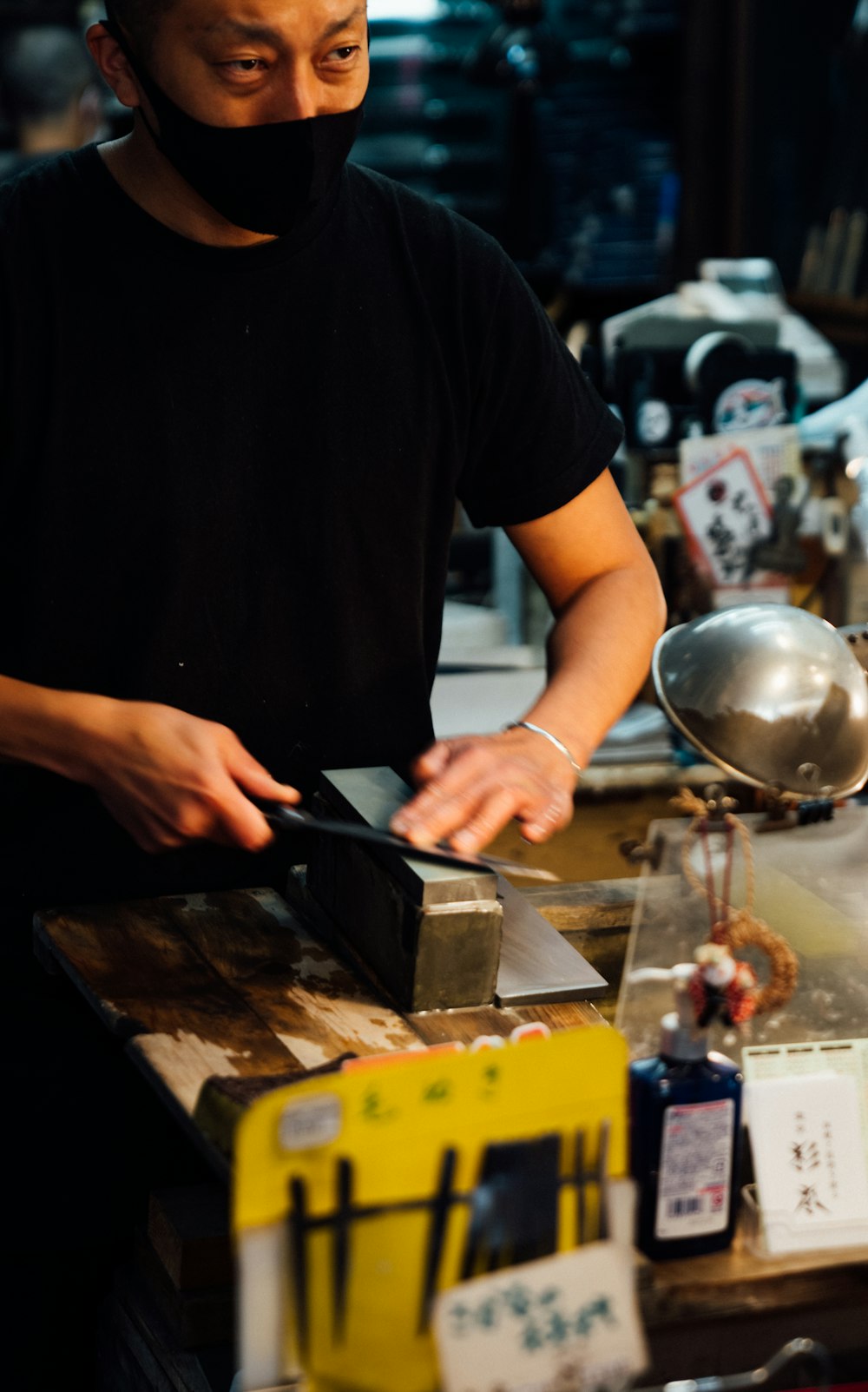 黒いシャツを着た男が食事を準備している