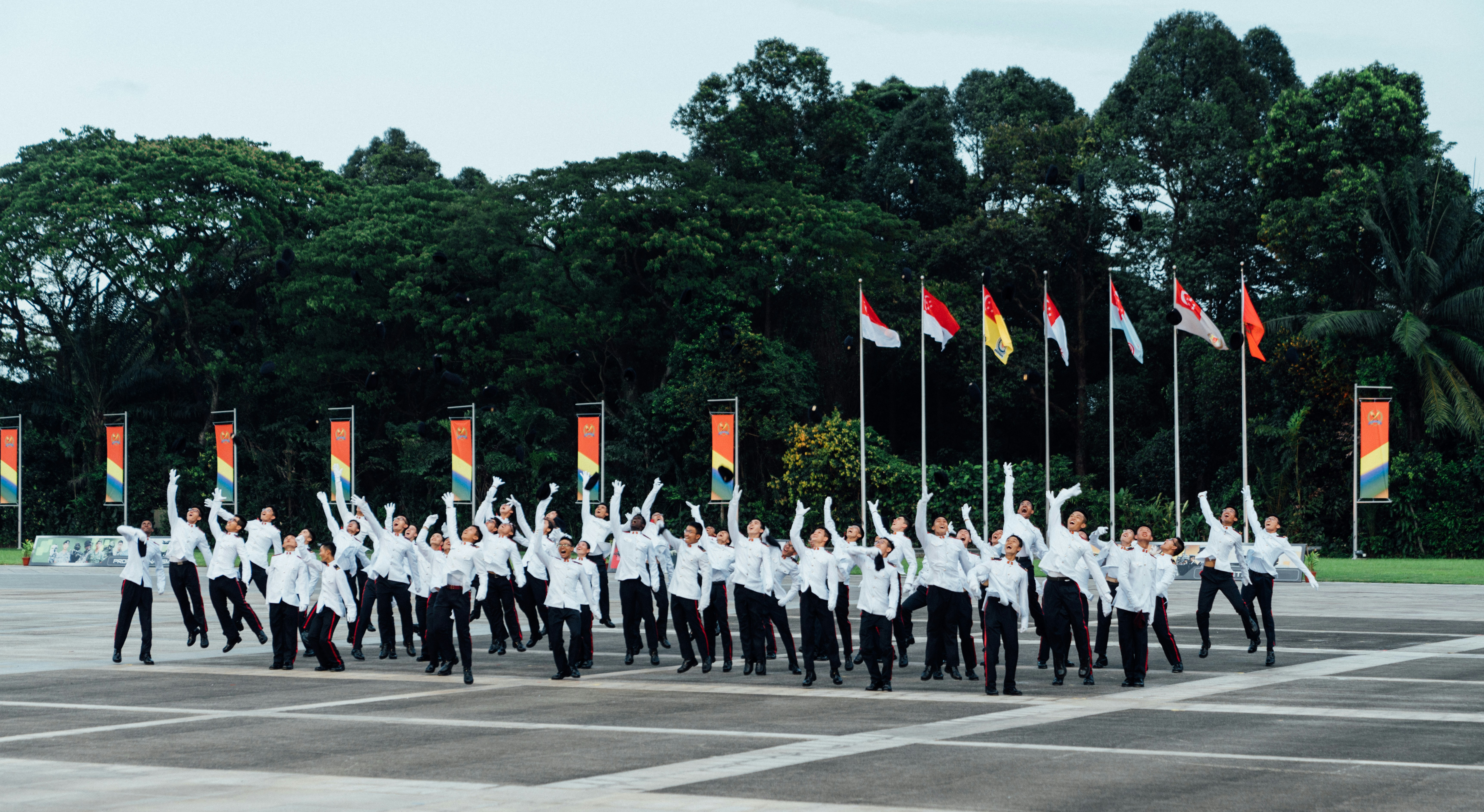 un groupe de personnes debout dans un parking