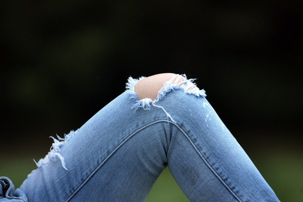 Los jeans rotos de una mujer con un agujero en la espalda