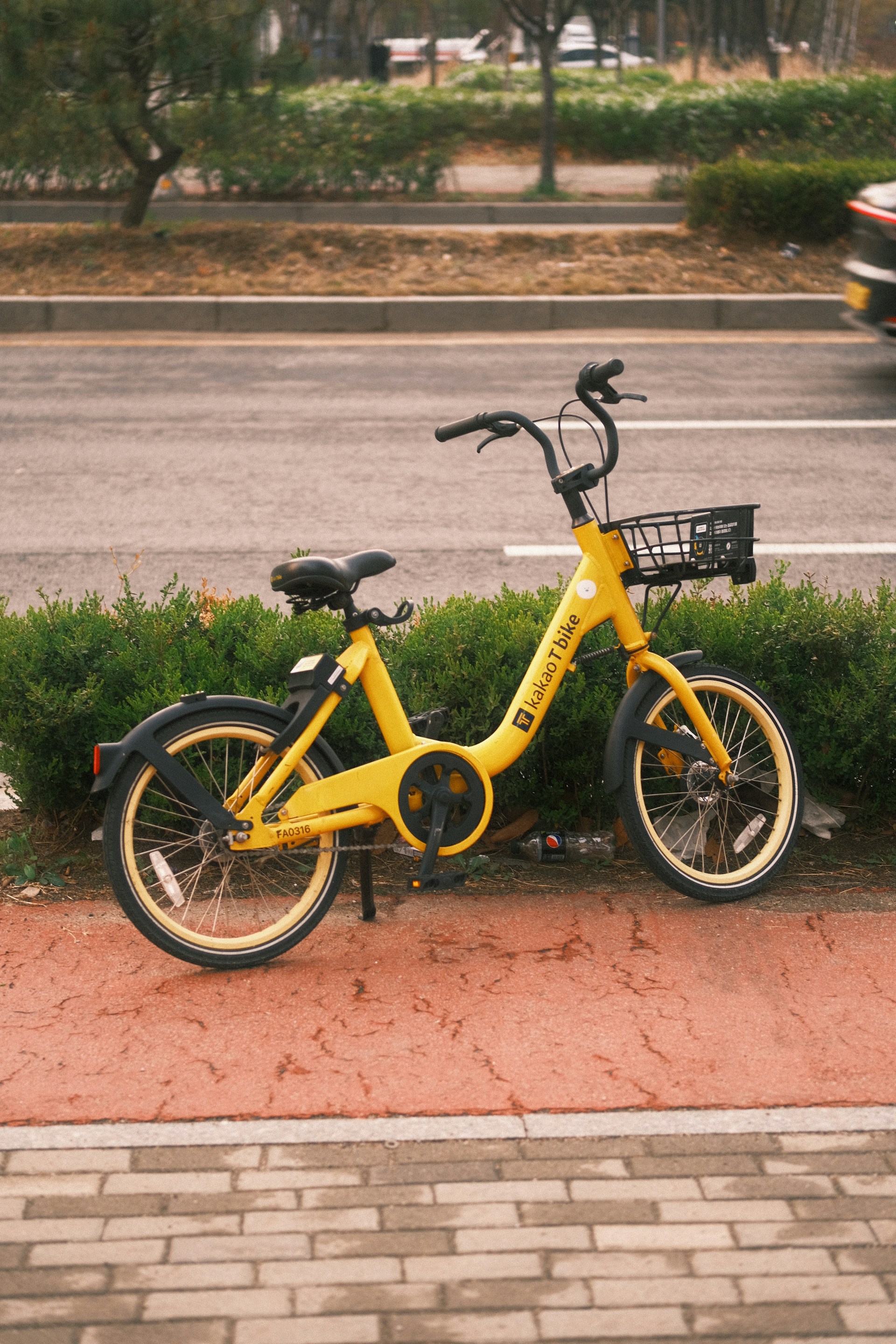 gray computer monitor