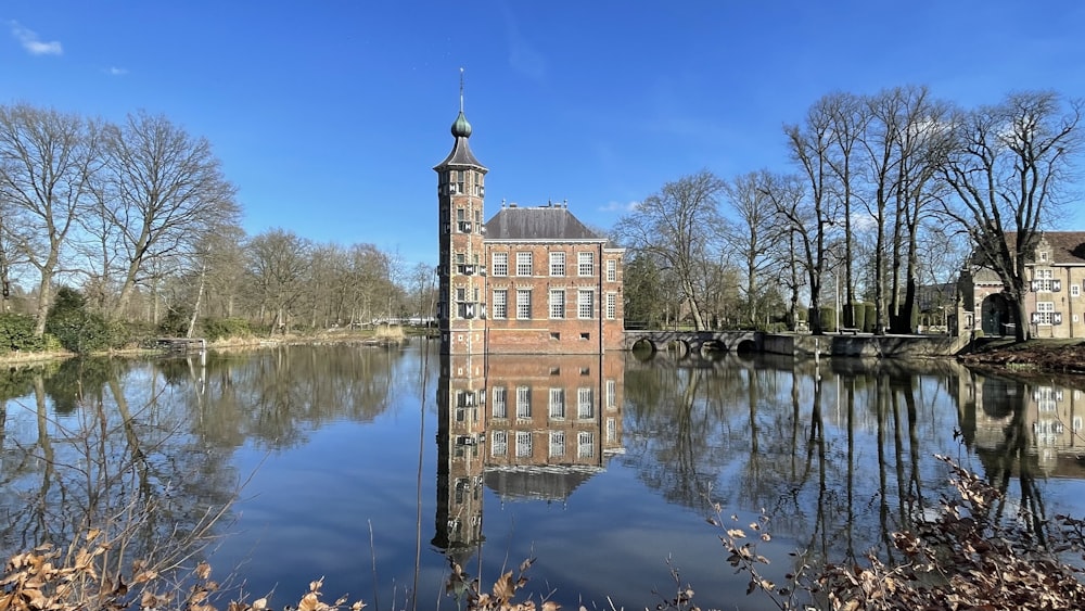 un grand bâtiment assis à côté d’un plan d’eau