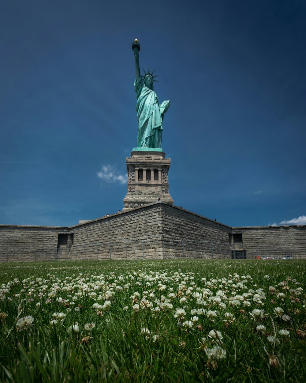 Una vista de la Estatua de la Libertad desde el suelo