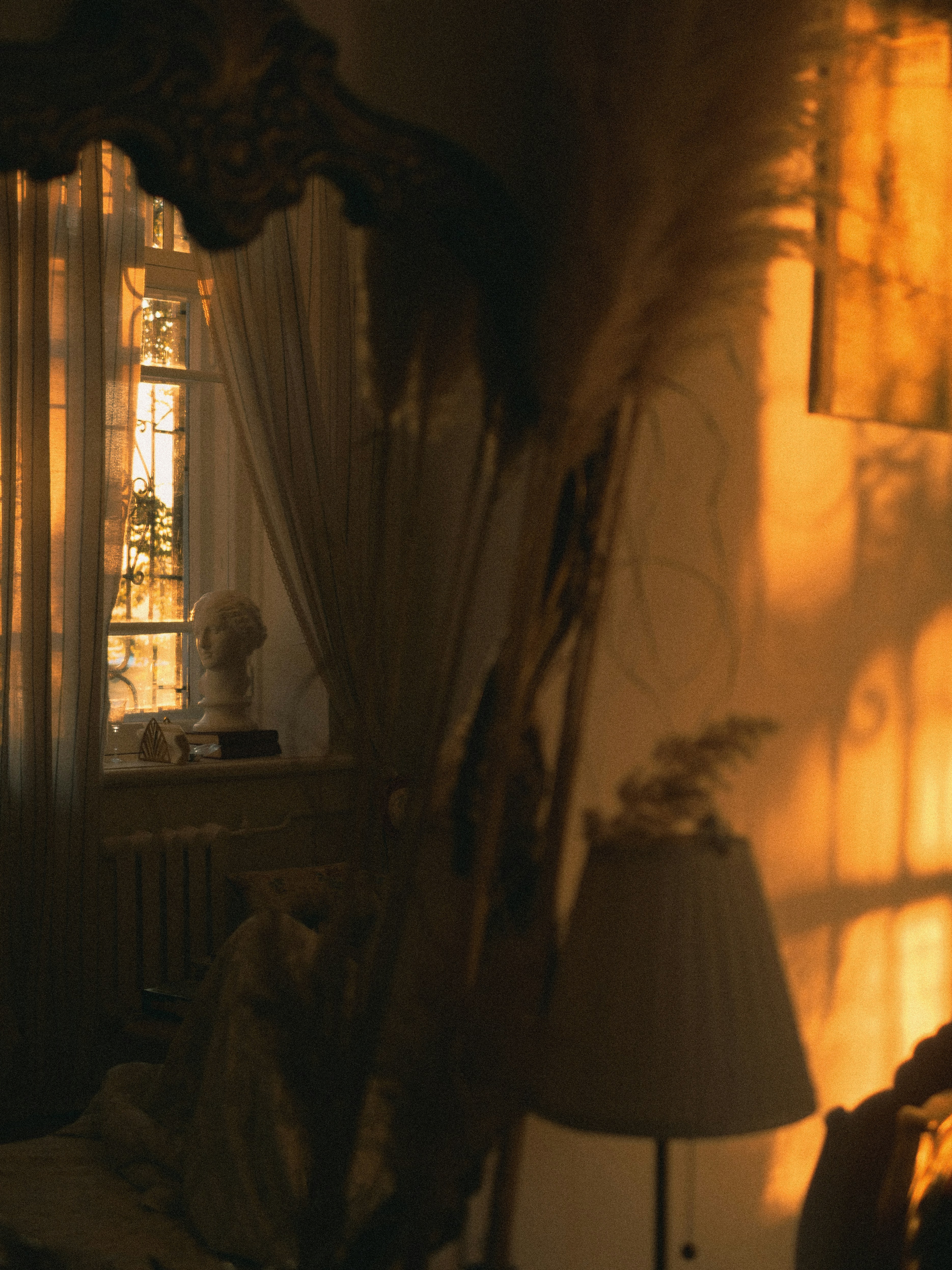 침대와 램프가 있는 침실