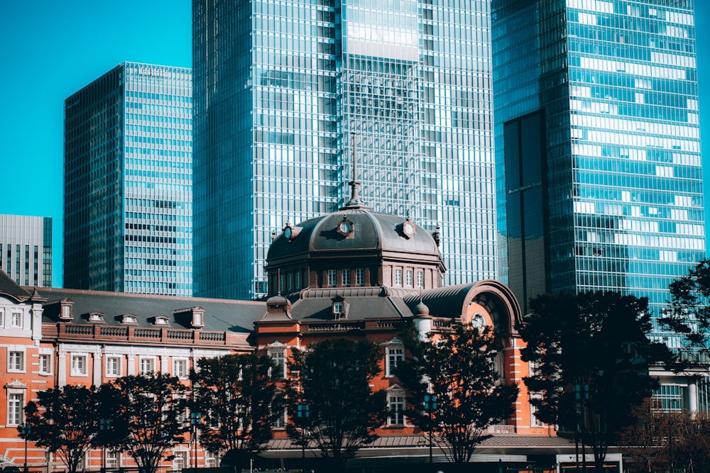 Un gran edificio con una cúpula en medio de una ciudad