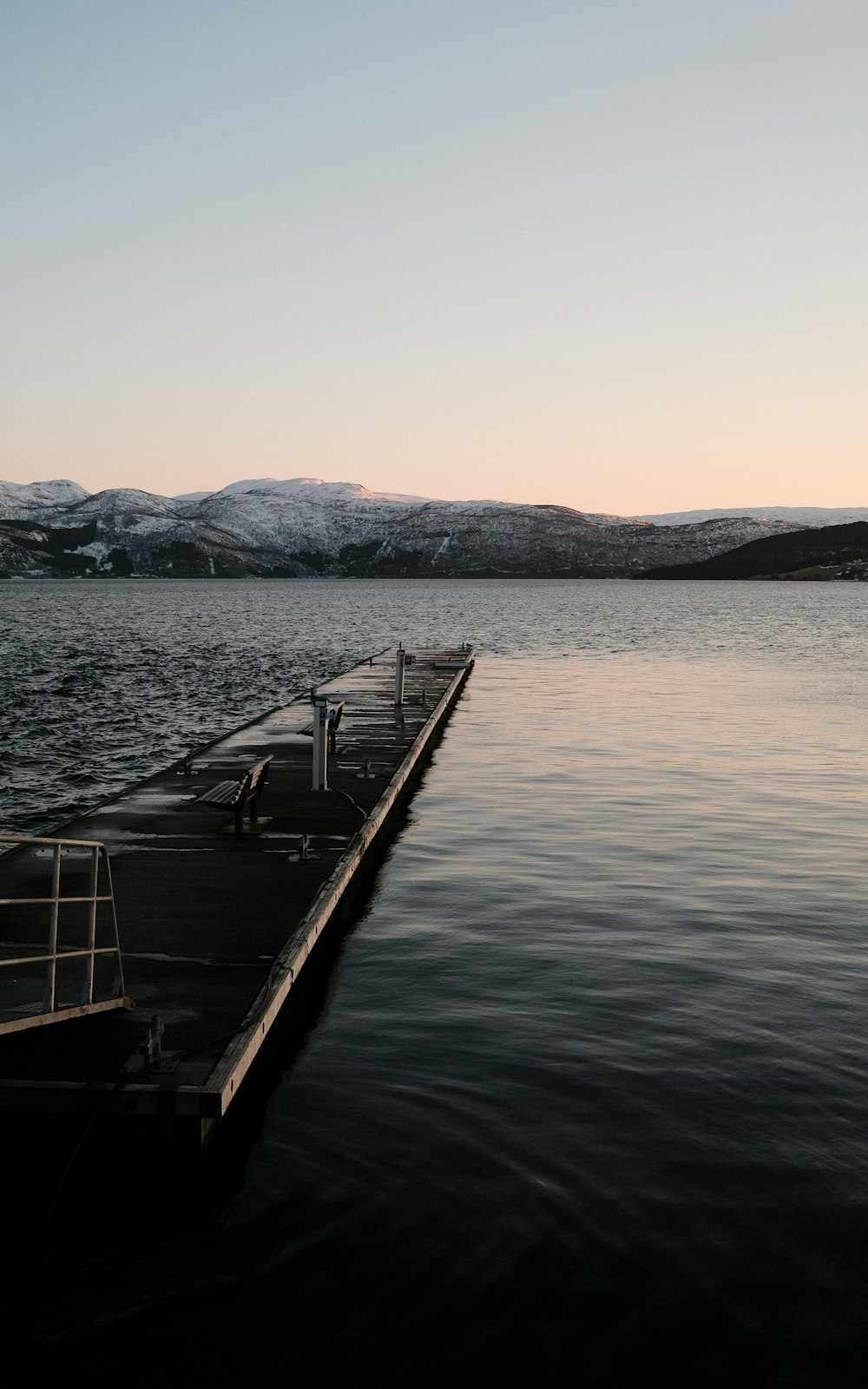 Ein Dock an einem See mit Bergen im Hintergrund
