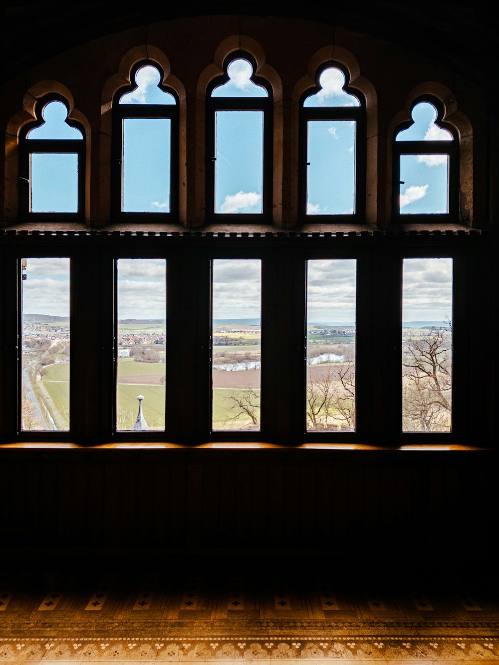 ein Fenster mit Blick auf die Landschaft draußen