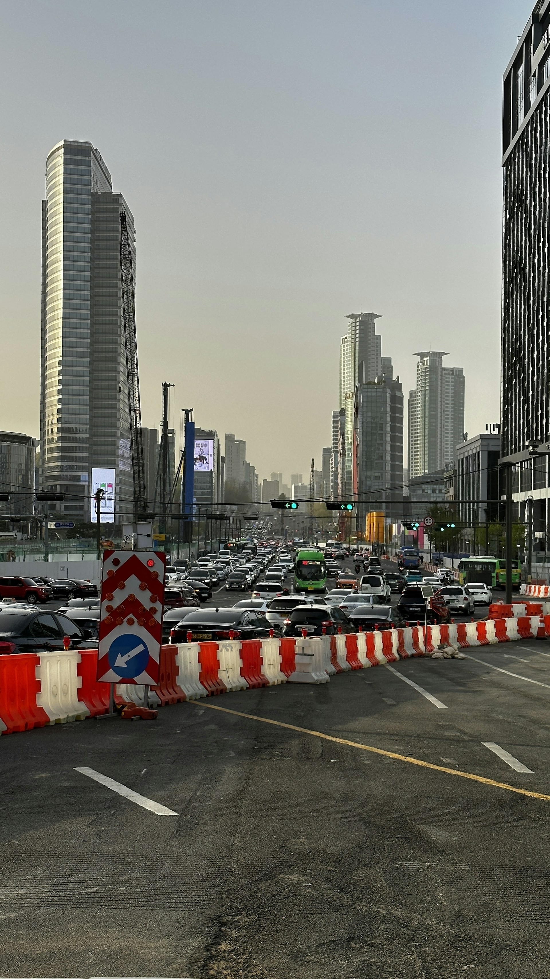 gray computer monitor