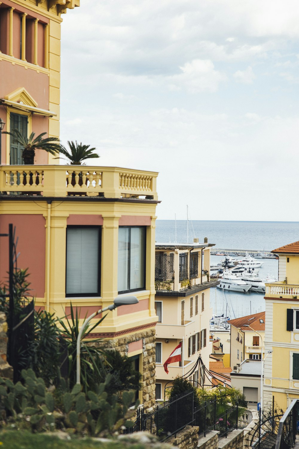 una vista di una città con barche nell'acqua