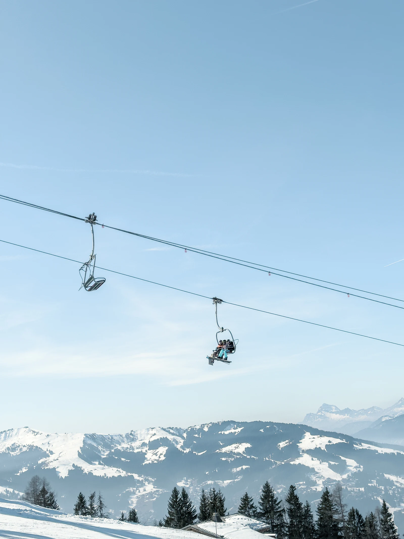 Télésiège au-dessus d'un versant de montagne enneigé (photo d'illustration)
