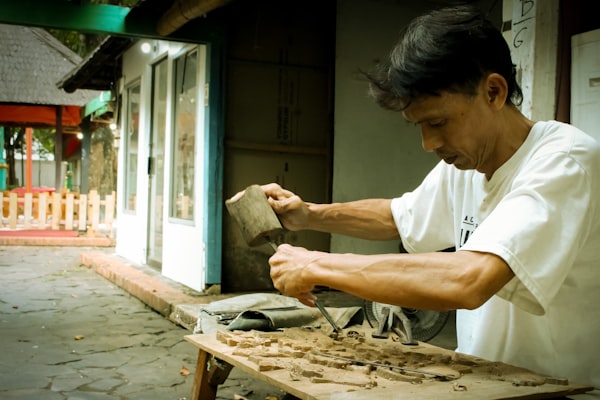 Thợ lành nghề chạm khắc gỗ thủ công tại xưởng