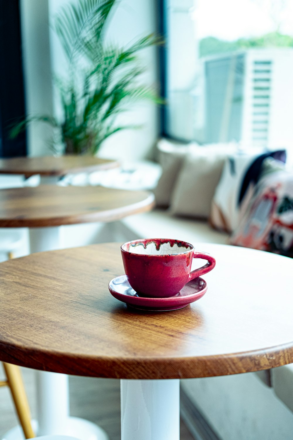 uma xícara de café sentada em cima de uma mesa de madeira