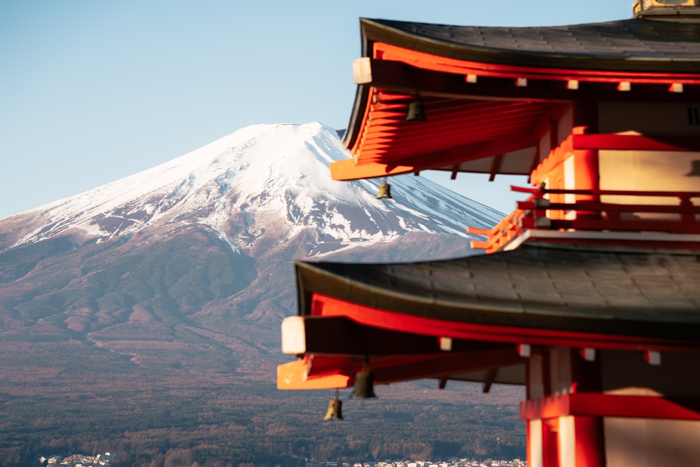 une vue d’une montagne avec une pagode devant elle