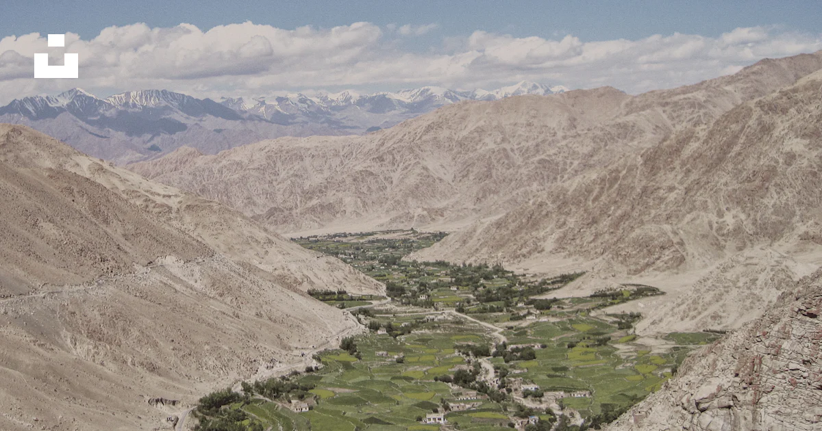 A scenic view of a valley in the mountains photo – Free Ladakh range ...