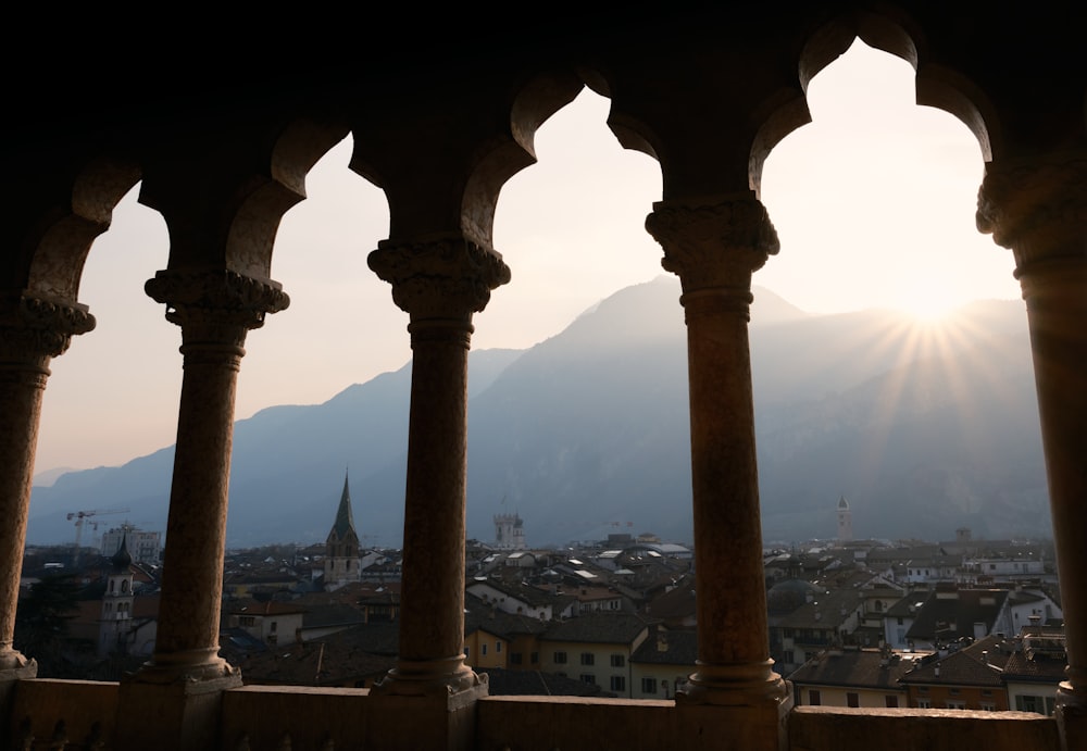 uma vista de uma cidade através de uma janela