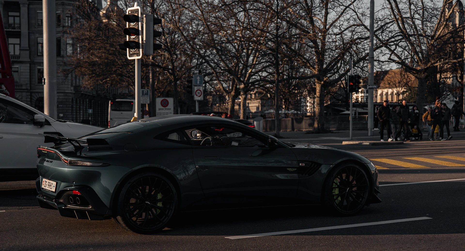 gray computer monitor