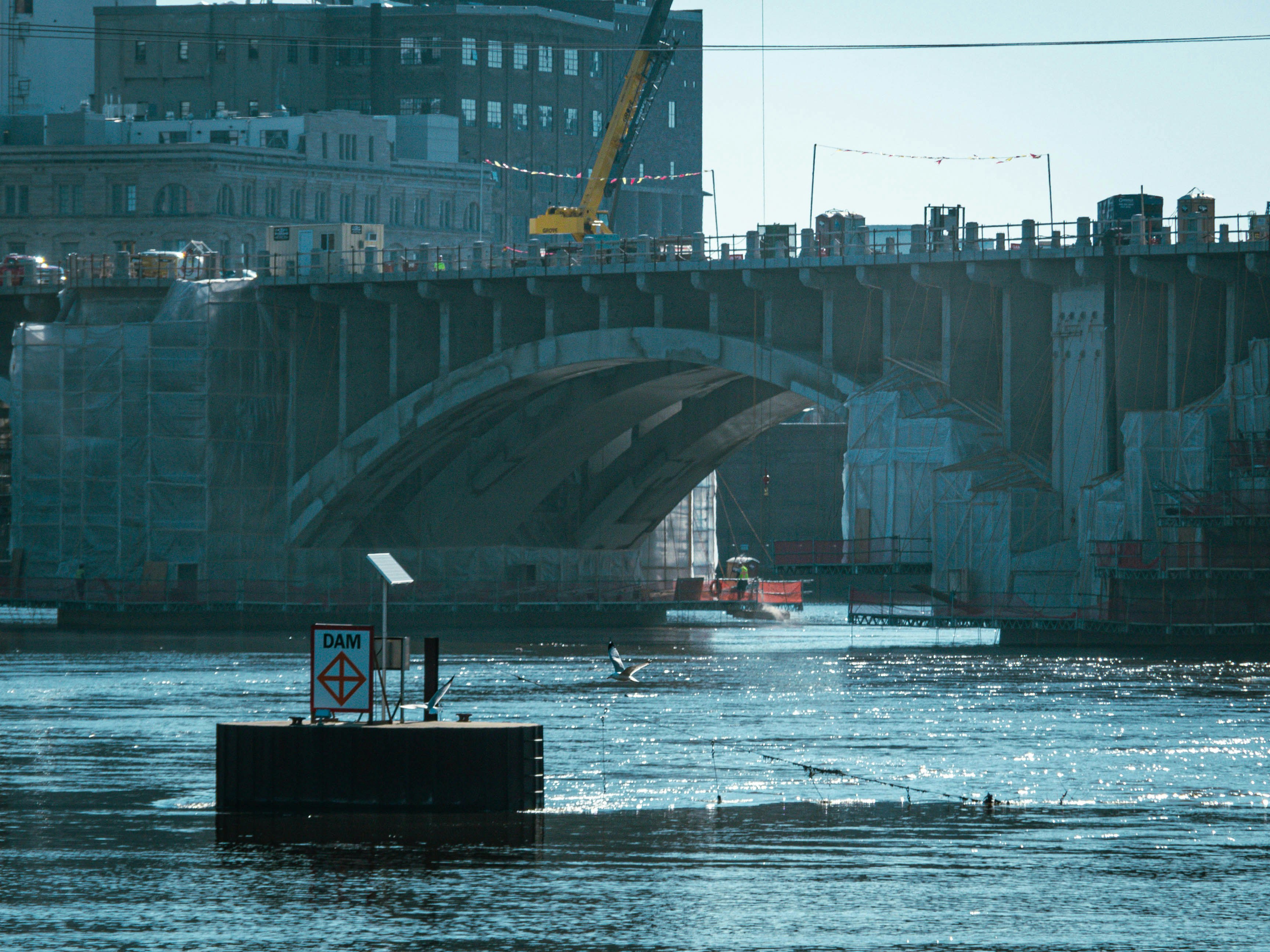 Un puente sobre un cuerpo de agua junto a un edificio alto