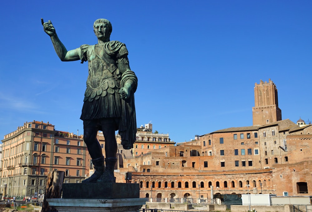 Una statua di un soldato romano di fronte a un edificio