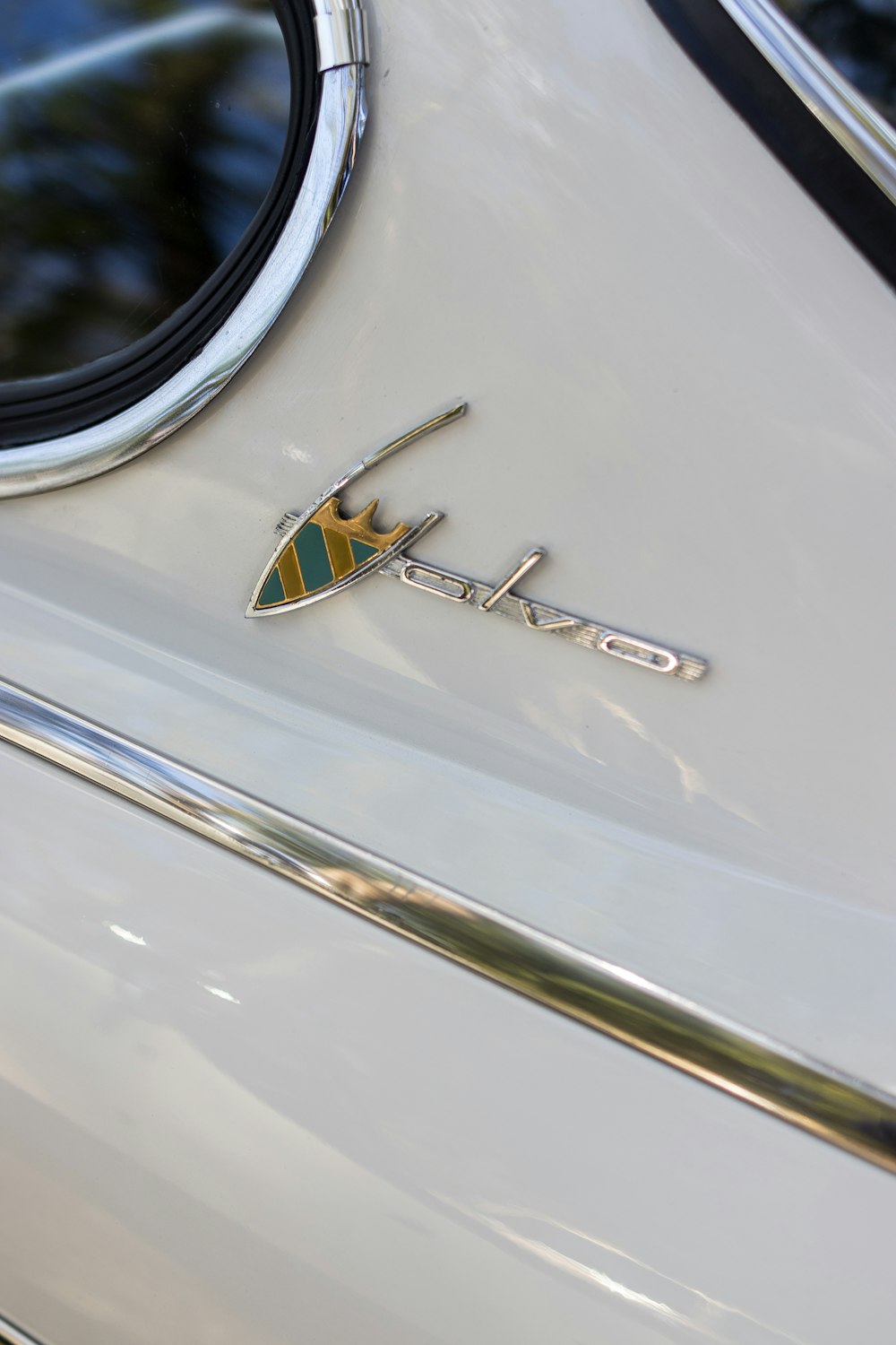 a close up of the emblem on a white car