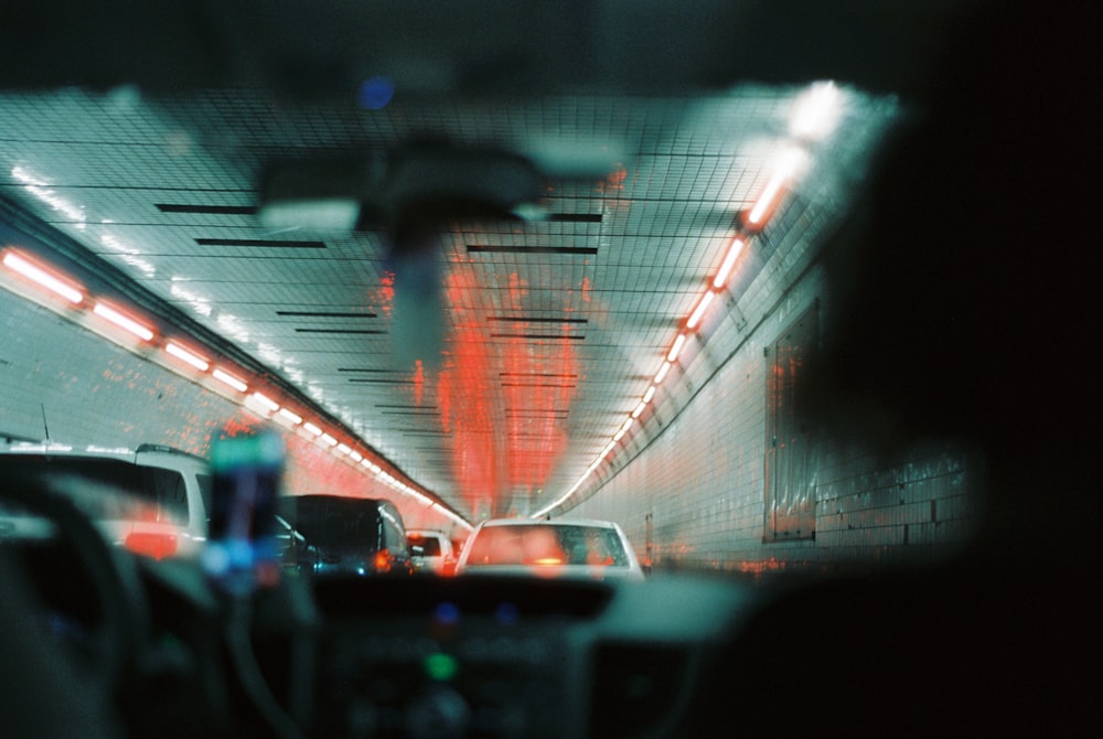 um carro dirigindo através de um túnel cheio de tráfego