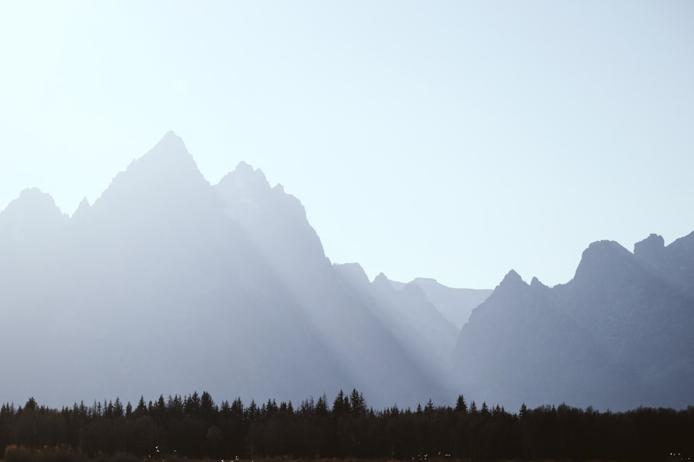 Le soleil brille sur les montagnes au loin