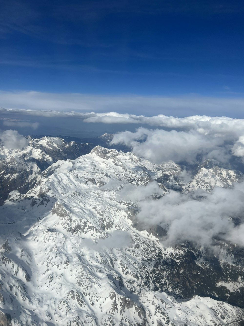 Blick auf eine Bergkette aus dem Flugzeug