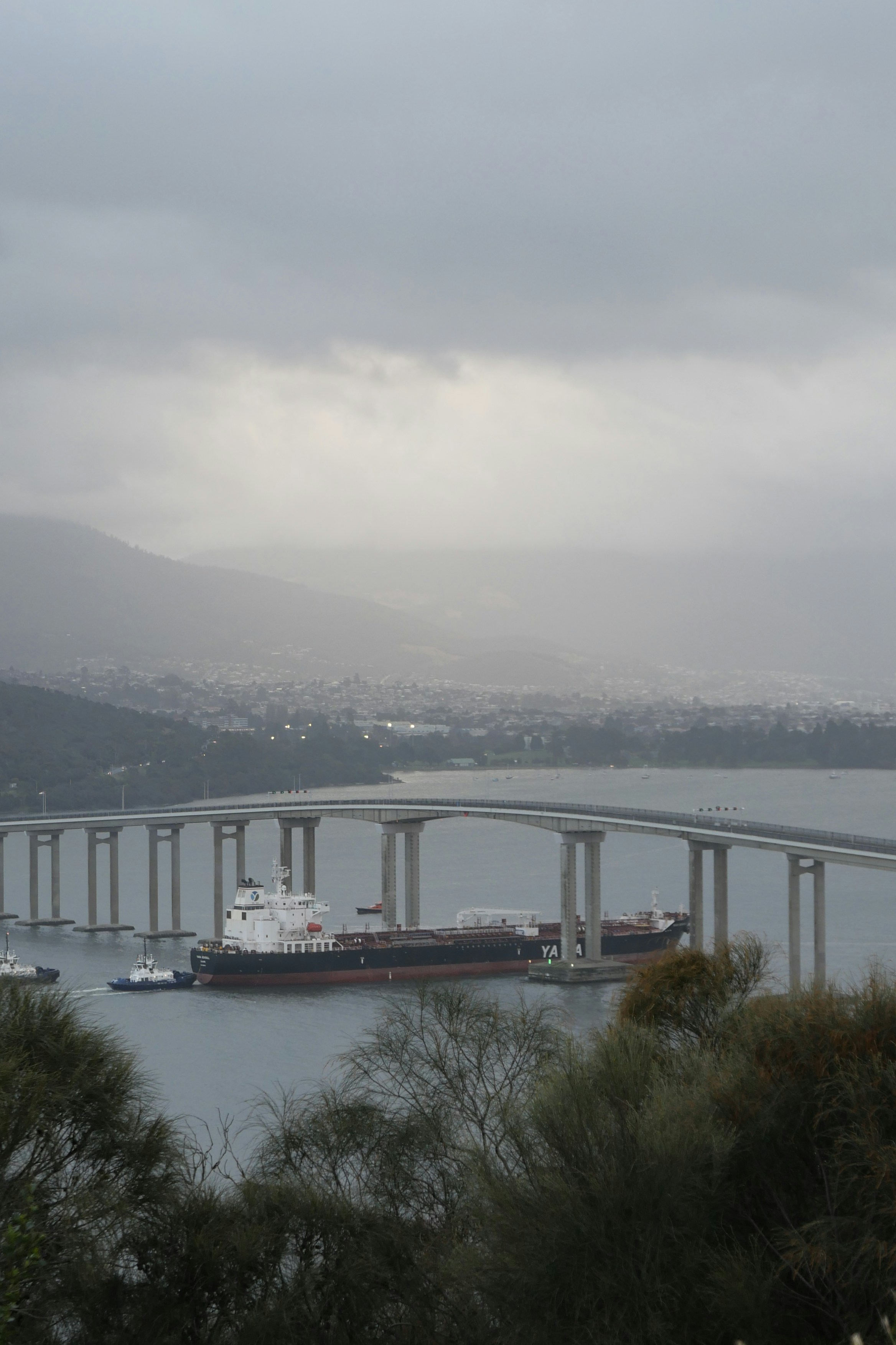 Eine große Brücke über ein großes Gewässer Foto Kostenloses Bild zum
