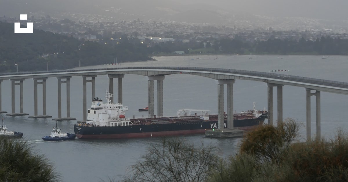 Eine große Brücke über ein großes Gewässer Foto Kostenloses Bild zum