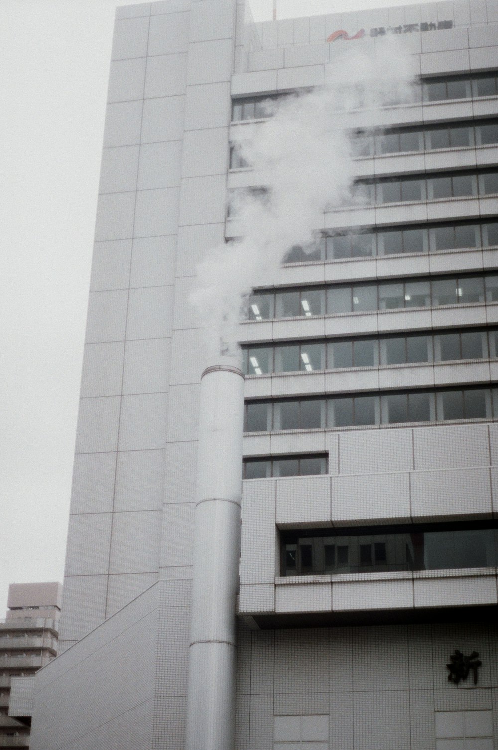 Ein hohes Gebäude, aus dem Rauch austritt