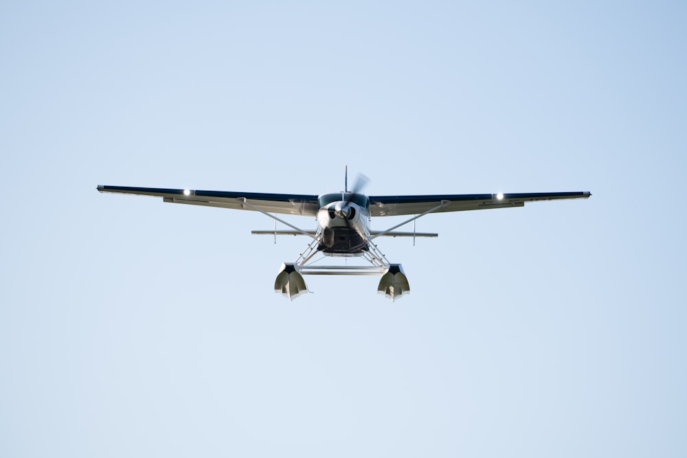 Un piccolo aereo ad elica che vola attraverso un cielo blu