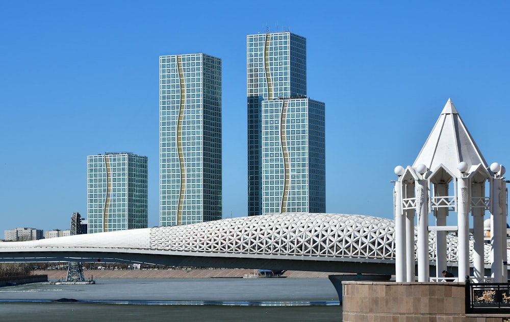 une grande structure blanche assise au milieu d’un plan d’eau