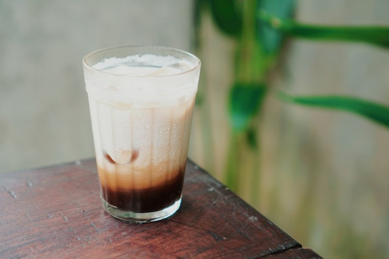 Ly cà phê đẹp với latte art từ trên xuống